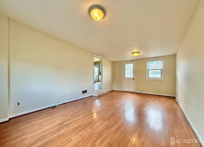 Building Photo - 33 Windsor Dr