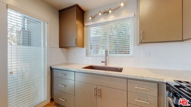 Building Photo - 10333 Santa Monica Blvd