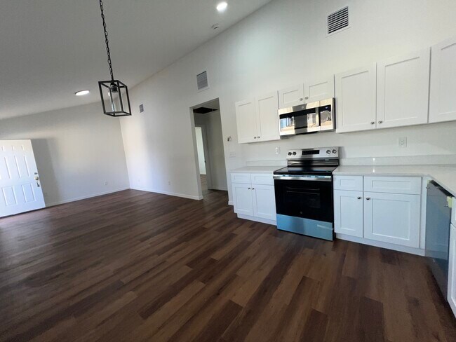 Building Photo - Allen St