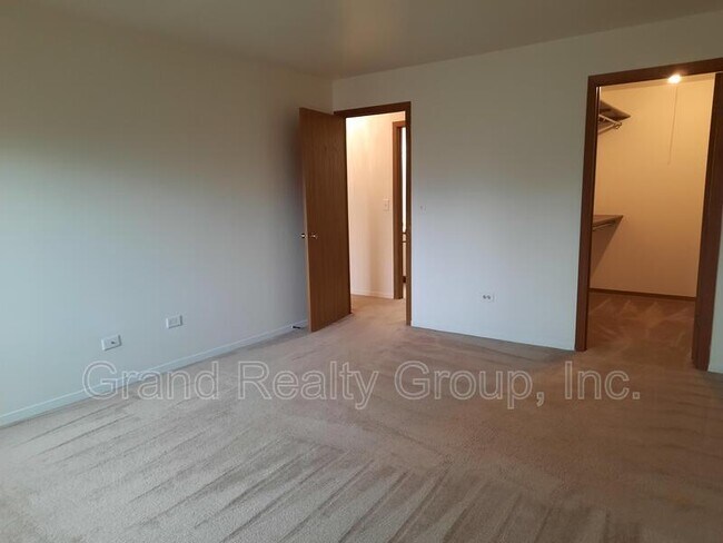 Building Photo - 33540 N Royal Oak Ln