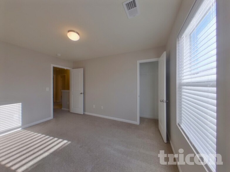 Building Photo - 117 Vermillian Dr