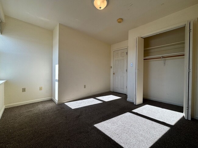 Building Photo - Uptown Apartments