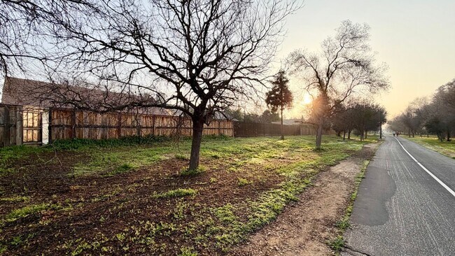 Building Photo - $2,550 Peach & Alluvial, Pool + Clovis Trail Access | W. Fallbrook Ave, Clovis