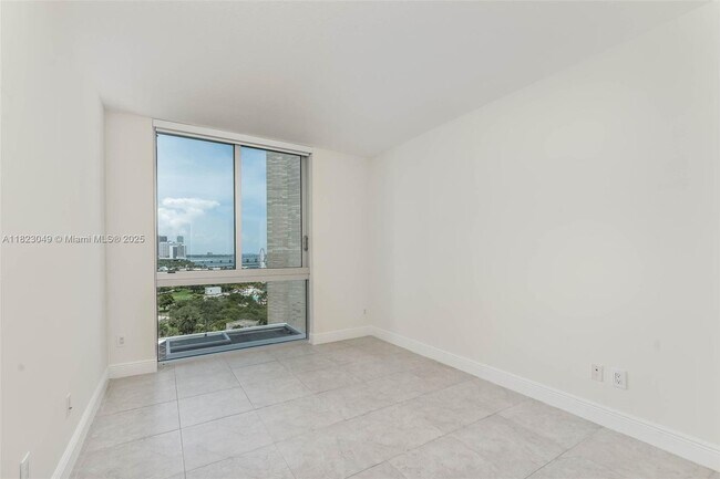 Building Photo - 325 Biscayne Blvd