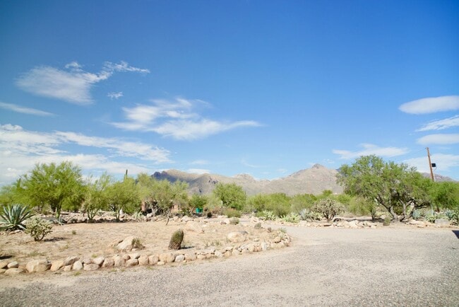 Building Photo - 4 Bedroom Furnished in Catalina Foothills with Pool