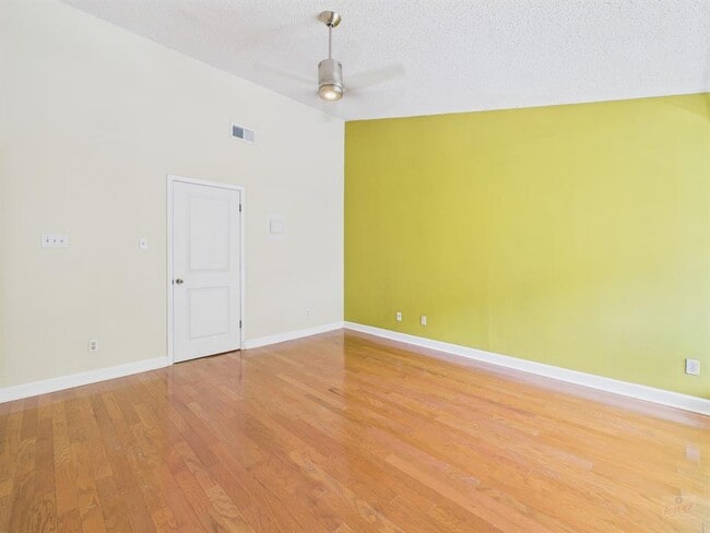Building Photo - 3839 Dry Creek Dr