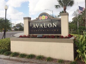 Building Photo - Large 2 Bedroom, 1 1/2 Bathroom Condo Available Immediately!