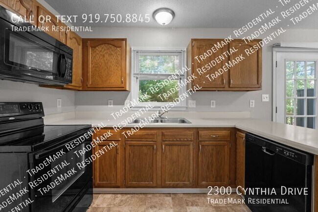 Building Photo - 2300 Cynthia Dr