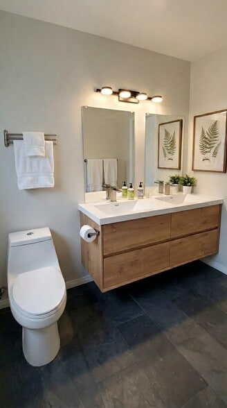 Middle Bathroom - 2419 San Francisco Ave
