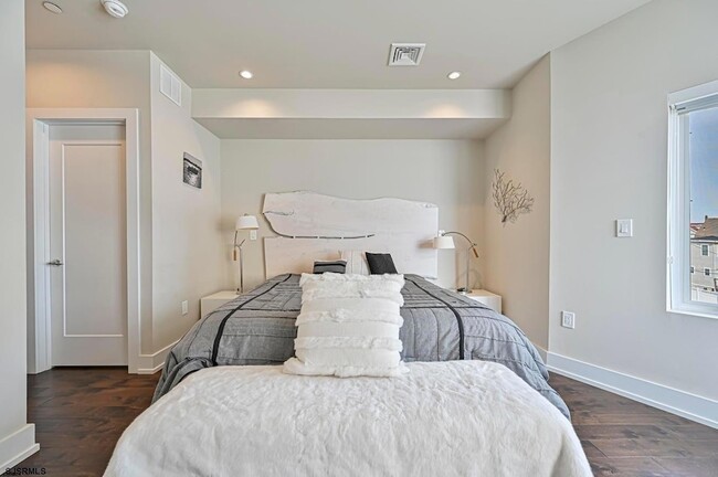 Building Photo - 112 S Weymouth Ave