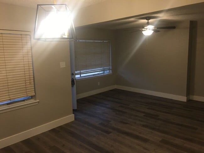 Building Photo - 3160 Chatsworth Dr