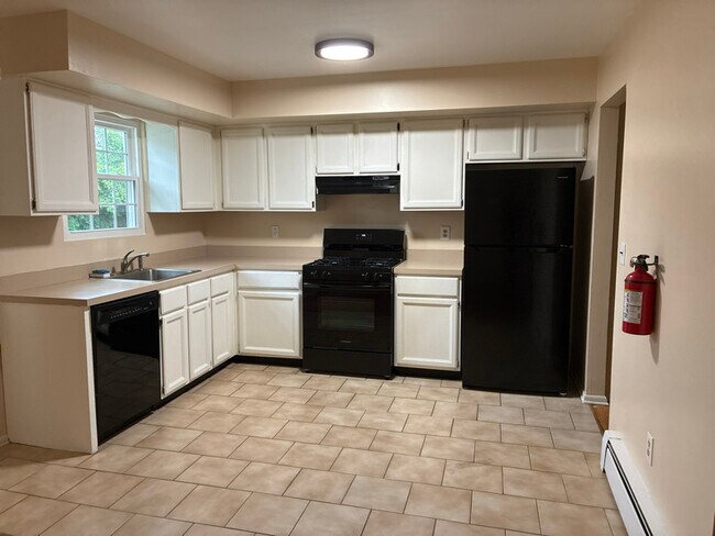 Building Photo - 136 Maple Ave