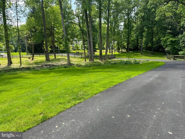 Building Photo - 553 Worthington Rd