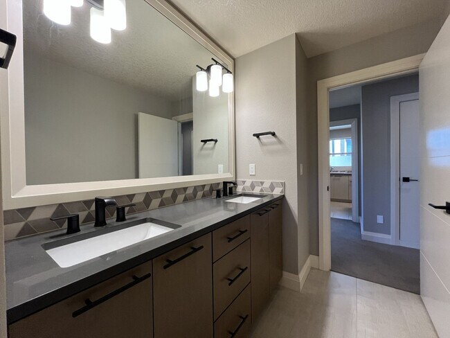 Building Photo - Elegant South Cooper Mountain Home with 4 Bedrooms, Bonus Room, Main-Level Suite & Designer Finishes