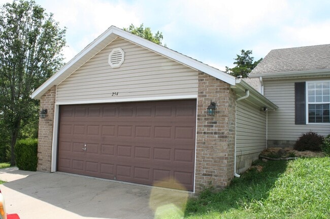 Building Photo - 3 Bedroom 2 Car Garage Duplex in Branson