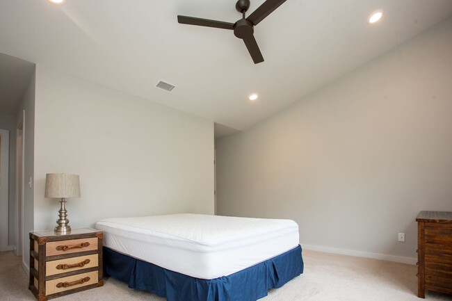 Building Photo - Beautifully Furnished or Unfurnished 2BR 2...