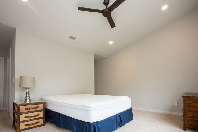 Building Photo - Beautifully Partially Furnished or Unfurni...