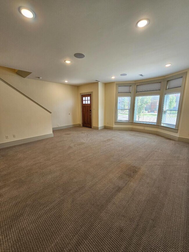 Building Photo - 876 S Lincoln Ave