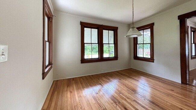 Building Photo - 3 bedroom / 1 bath ~ Renovated Home
