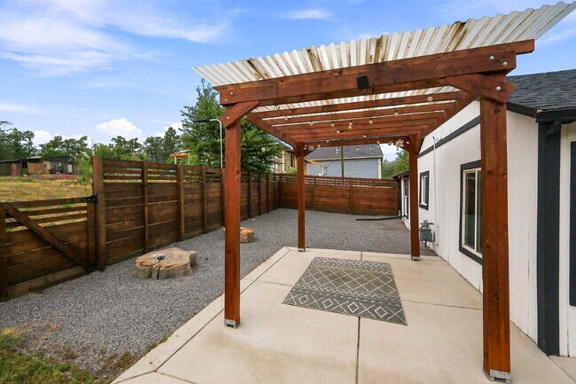 Building Photo - $2,345.95 with $300 Off The First Month's Rent, 2 Beds - 1 Bath, Single Family Home in Englewood ...