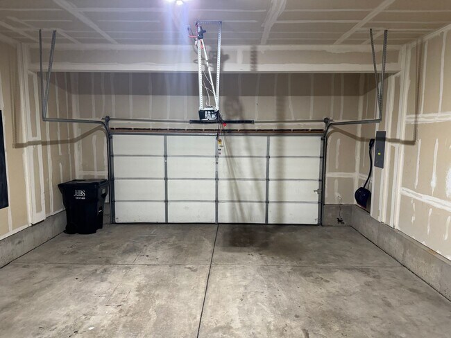 Building Photo - Beautifully Adorable Townhome!