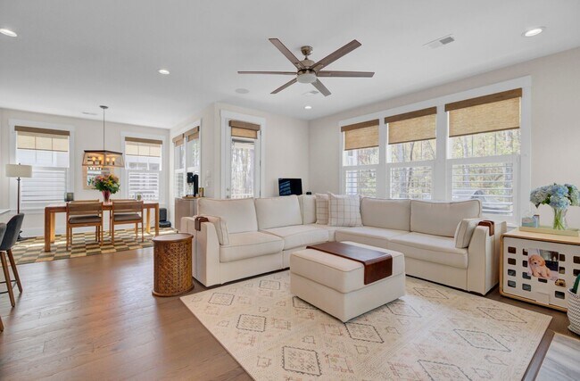 Building Photo - Impressive 4 bedroom home + office with el...