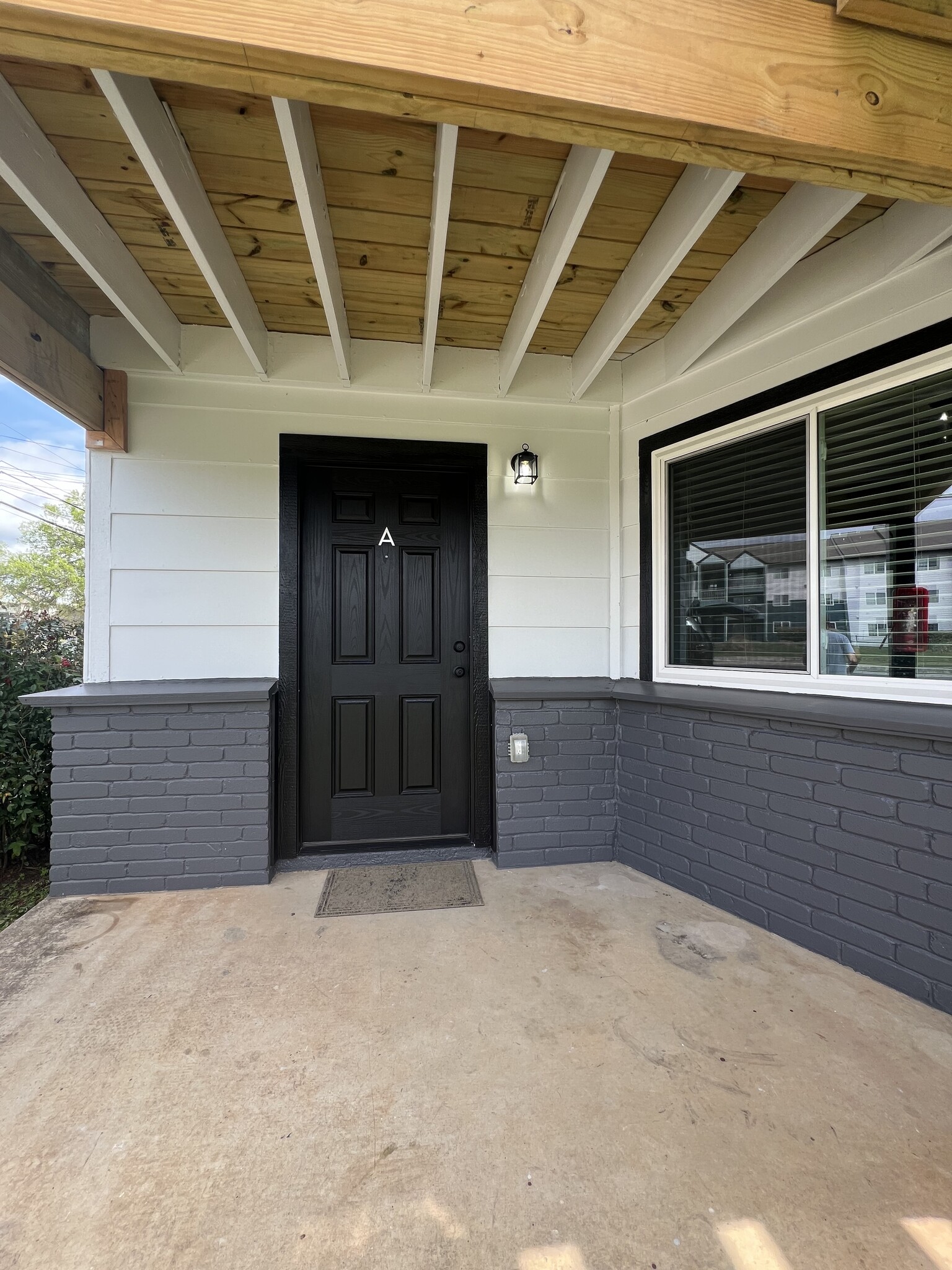 Building Photo - 1640 Post Rd