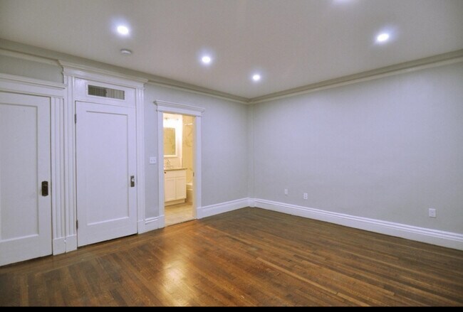 Building Photo - 464 Commonwealth Ave