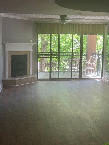 Gas fireplace in living room - 210 Roaring Fork Ext