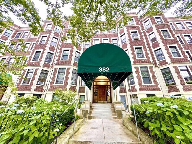 Building Photo - 382 Riverway