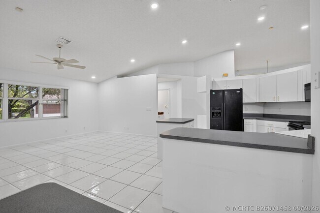 Building Photo - 924 Spoonbill Cir