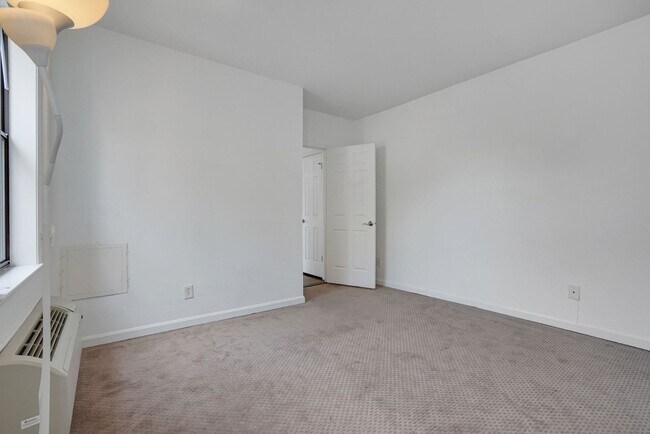 Building Photo - One month free rent with a lease start dat...