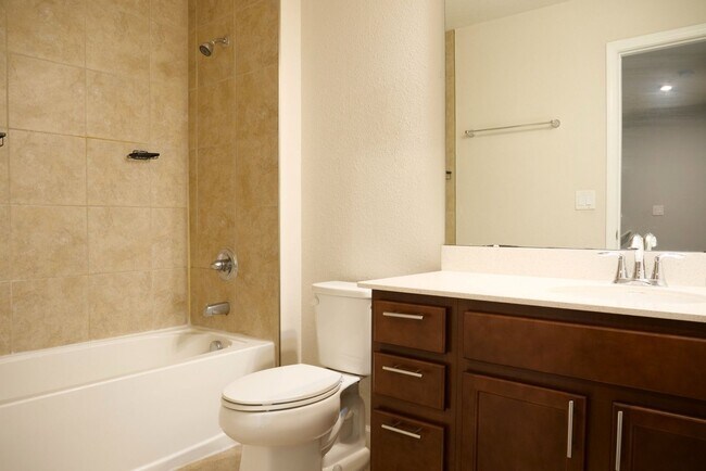 Building Photo - Modern 3-Bedroom Townhome in Gated Communi...