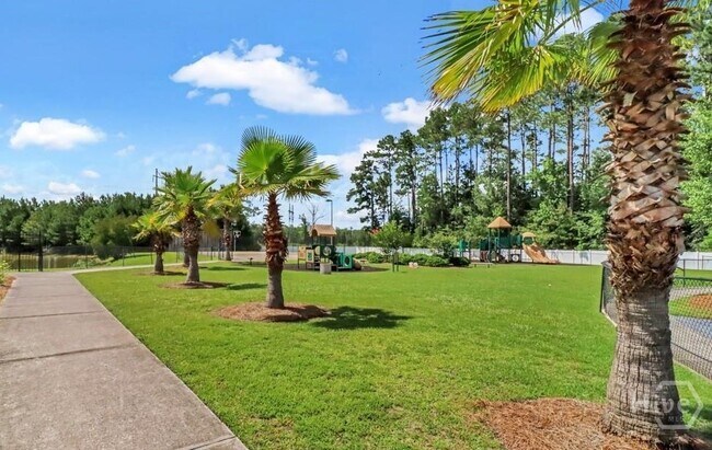 Building Photo - 255 Red Oak Dr