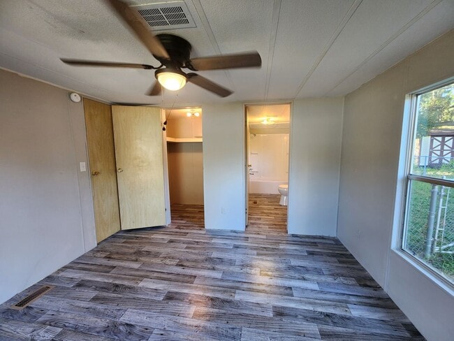 Building Photo - 2br - 2 Bed 2 Bath w/ screened porch and FULLY FENCED Backyard!