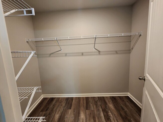 Building Photo - 5 Bedroom 3 Bath 2 Car Garage in Forsyth C...