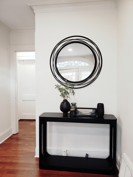 Building Photo - Room in House on Evans Dr SW