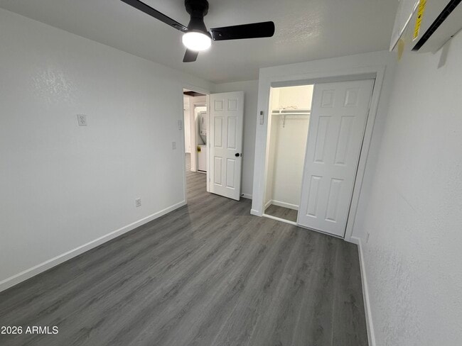 Building Photo - 615 E Oak St