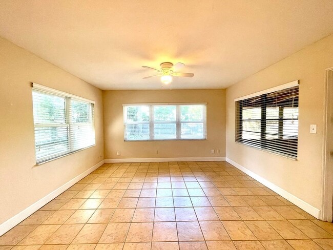 Building Photo - Cute 2/1.5 Quaint Bungalow with Single Garage in Winter Park right off Lee Road!