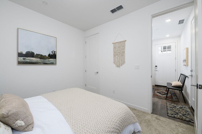 Building Photo - Fully Furnished & Move-In Ready in Midtown | Stylish & Modern Home for Rent