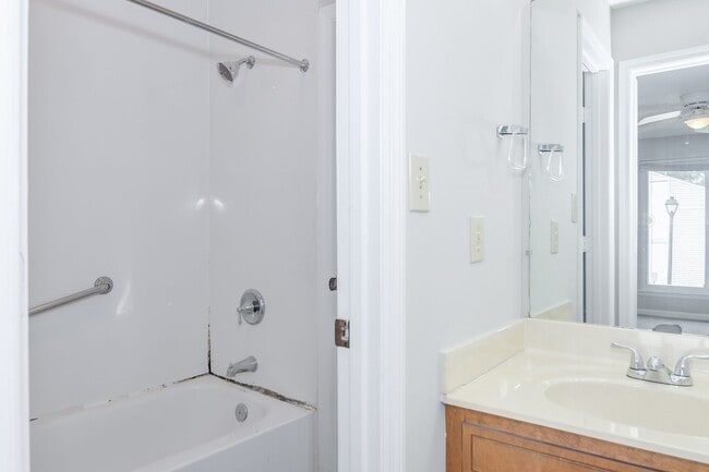 Building Photo - 2 Bed Townhouse!
