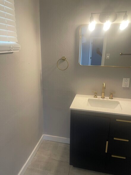 Newly remodeled bathroom - 2302 E Yale St