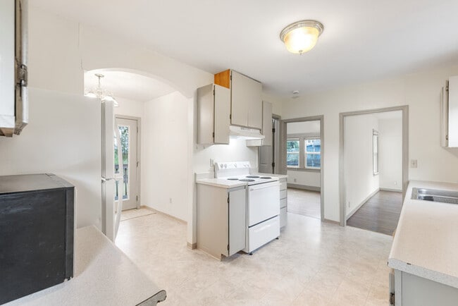 Building Photo - TWO BEDROOM HOUSE IN KELSO