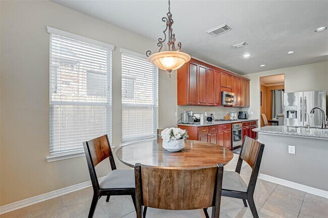 Building Photo - 618 Silver Creek Cir