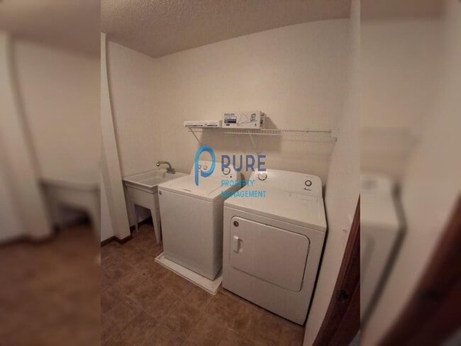 Building Photo - Warm and inviting Woodbury Townhouse! 3 br...