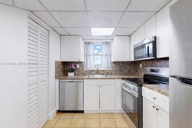 Building Photo - 13715 Kendale Lakes Cir