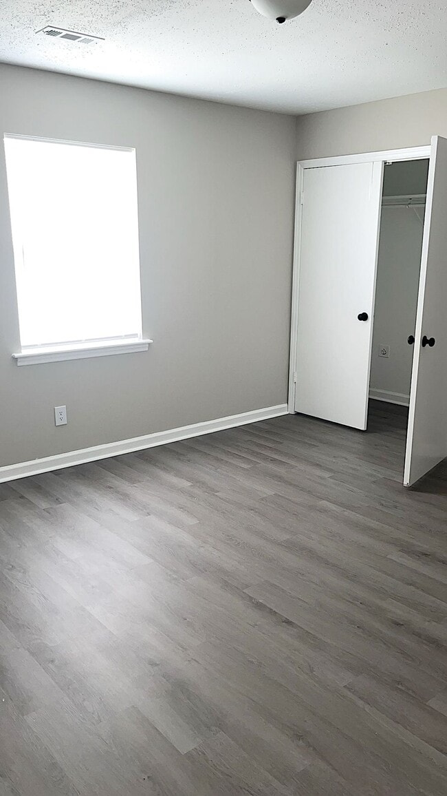 Building Photo - HOUSING VOUCHER ACCEPTED