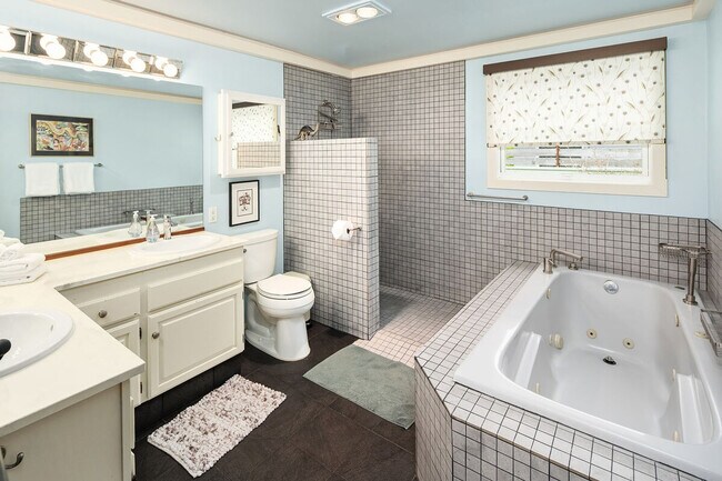 Building Photo - 401 W Galer St