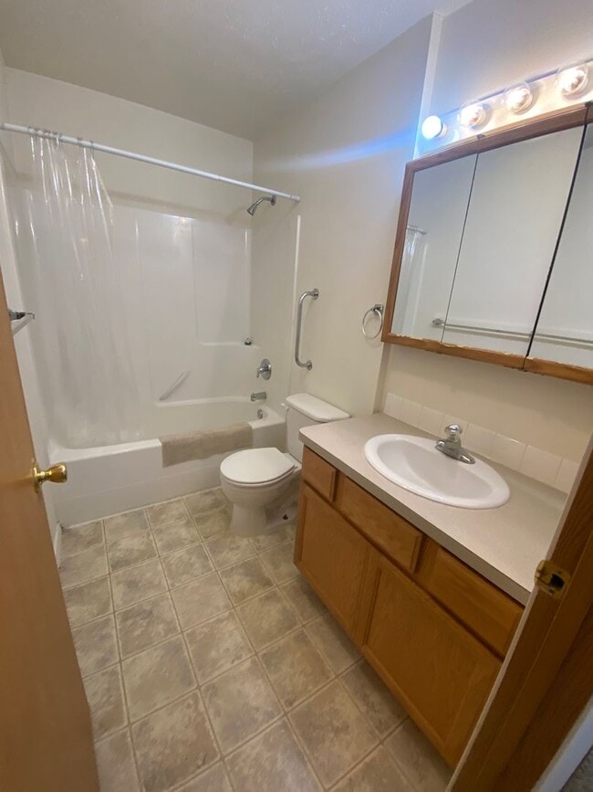 Building Photo - Don't miss this 4 Bedroom 1 1/2 Bath Northside Condo