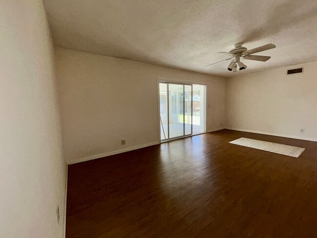 Building Photo - 4 Bed / 2 Bath Home for Rent in Huntington Beach